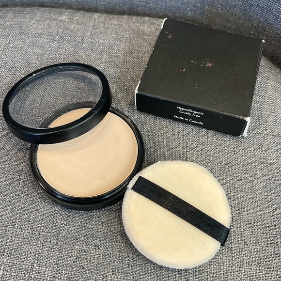 Hypoallergenic & Cruelty Free Pressed Powder “Cherub” - Picture 1 of 4